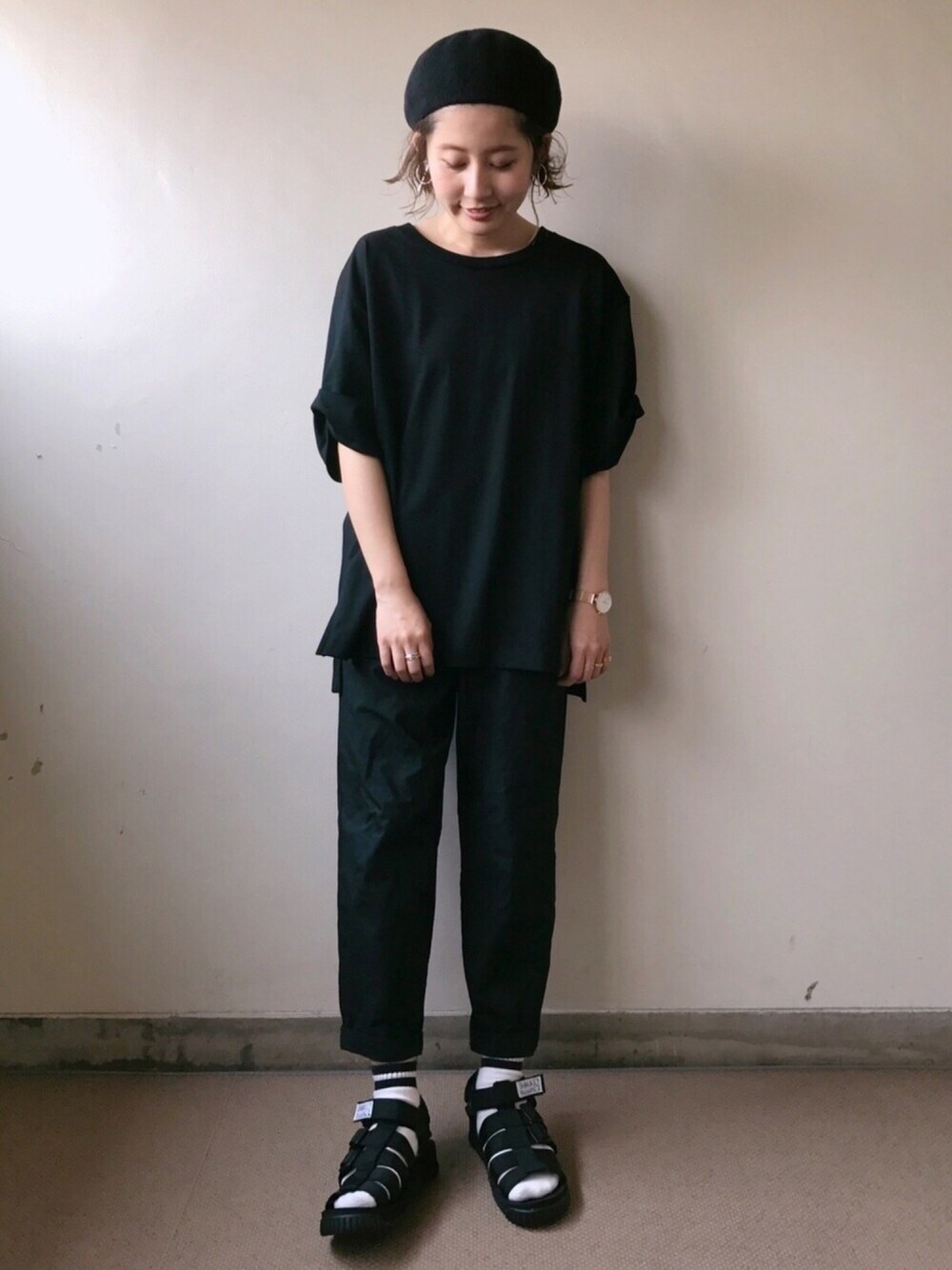 ブラック系のTシャツ/カットソー、ブラック系のその他パンツ、ブラック系のサンダルを着用したレディースの春コーディネートの1枚目の写真