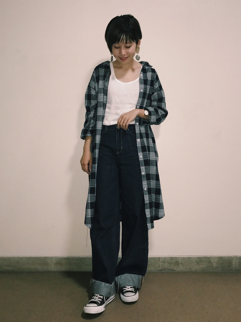 「カジュアルコーデ、シンプルコーデ、大人カジュアル、パンツスタイル、デニムパンツ、コンバース、ワイドパンツ、ZARA、チェックシャツ」｜「6の＜6(ROKU)＞TEREKO TANK TOP/ﾀﾝｸﾄｯﾌﾟ（タンクトップ、ホワイト系）」を使った、yuiさん（レディース・154cm）の秋コーディネートの1枚目の写真