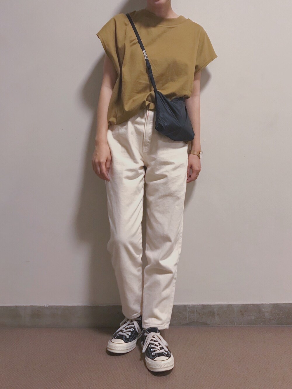 イエロー系のTシャツ/カットソー、ホワイト系のその他パンツを着用したレディースの夏コーディネートの1枚目の写真