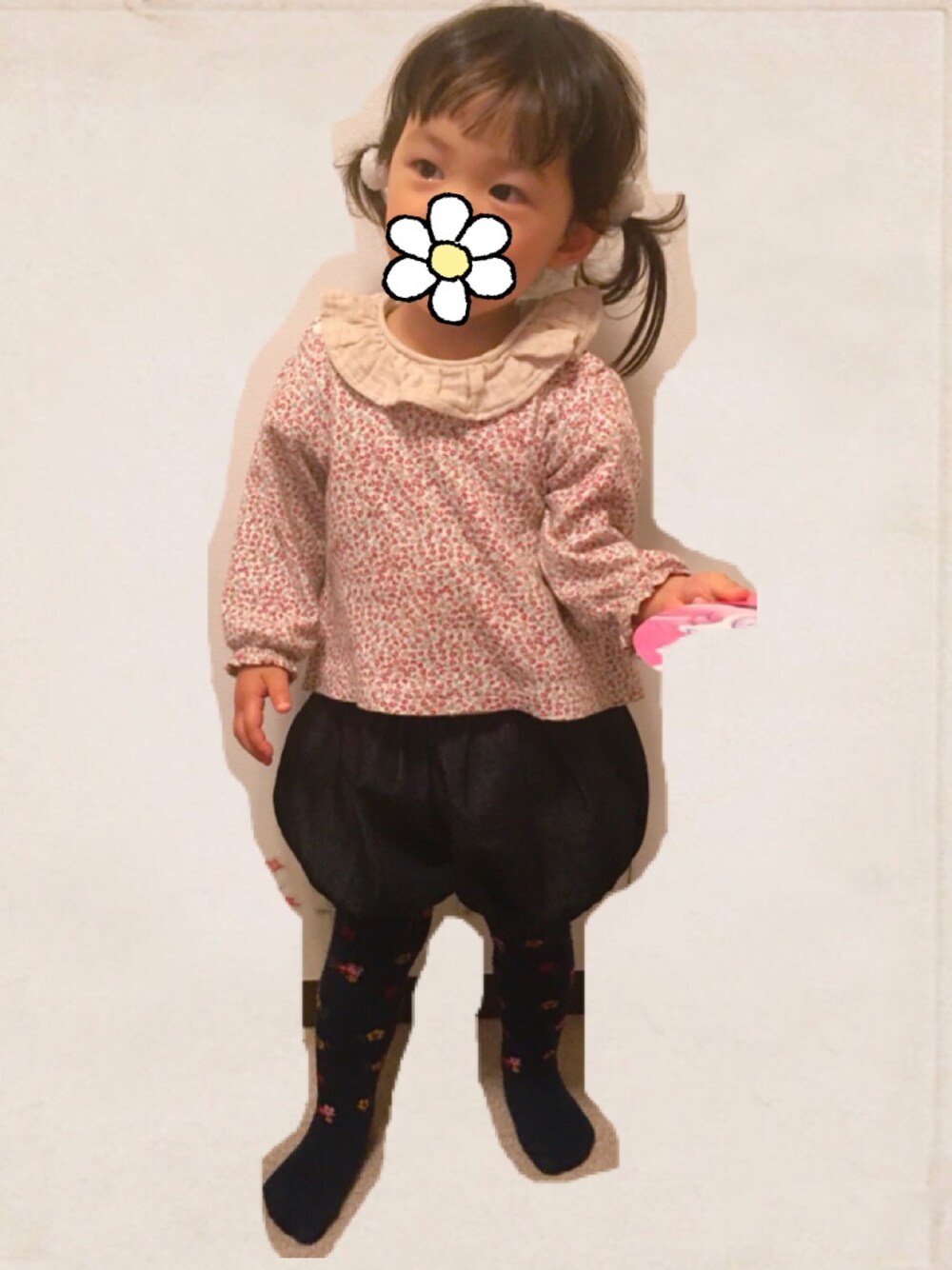 ベージュ系のシャツ/ブラウス、ピンク系のトップス、ブルー系のデニムパンツを着用したキッズの春コーディネートの1枚目の写真