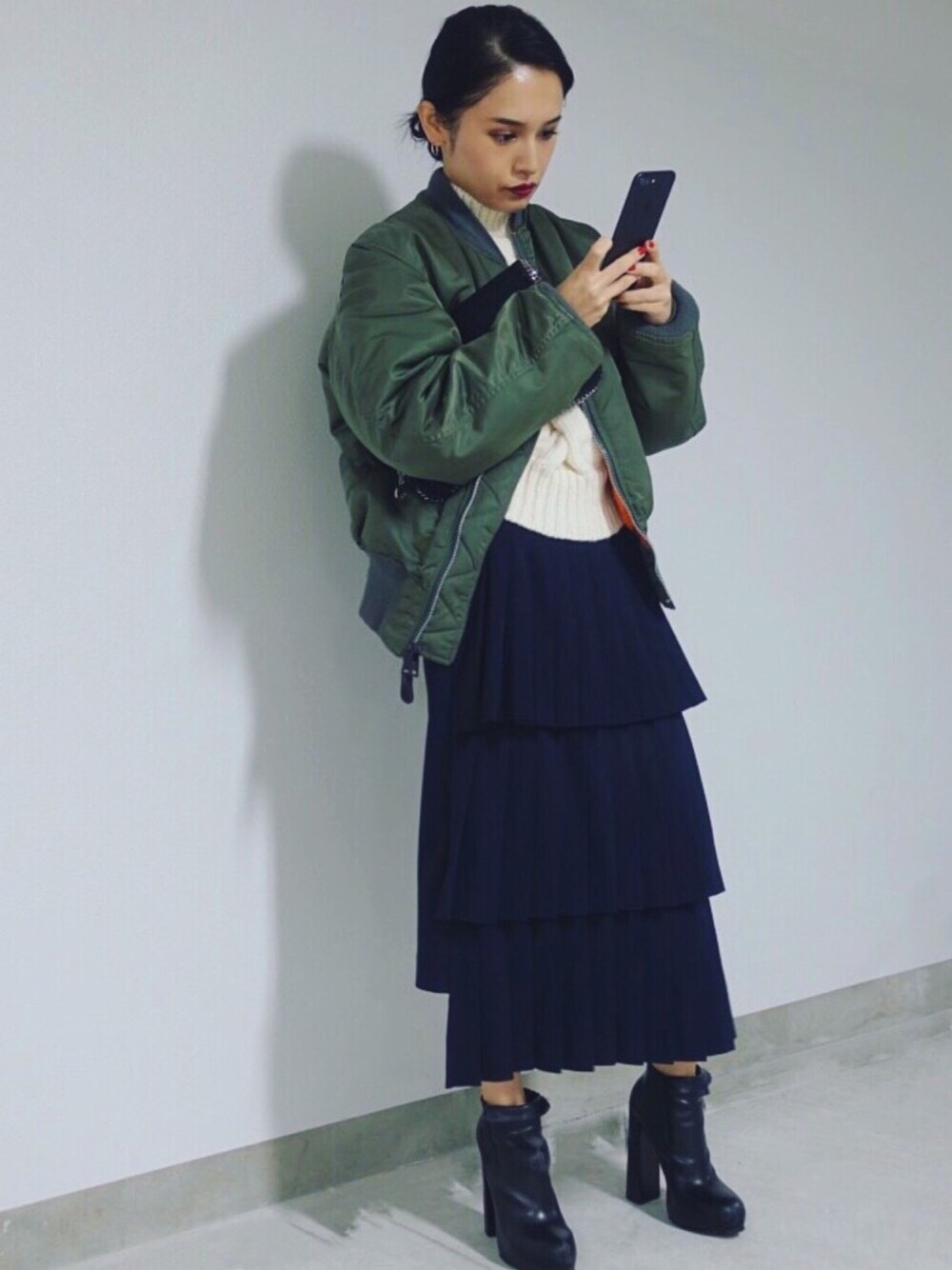 「冬、MA-1、MA1、vintage、白ニット」｜「alexanderwangのアイテム（ブーツ、ブラック系）」を使った、信近エリさん（レディース・158cm）の冬コーディネートの1枚目の写真