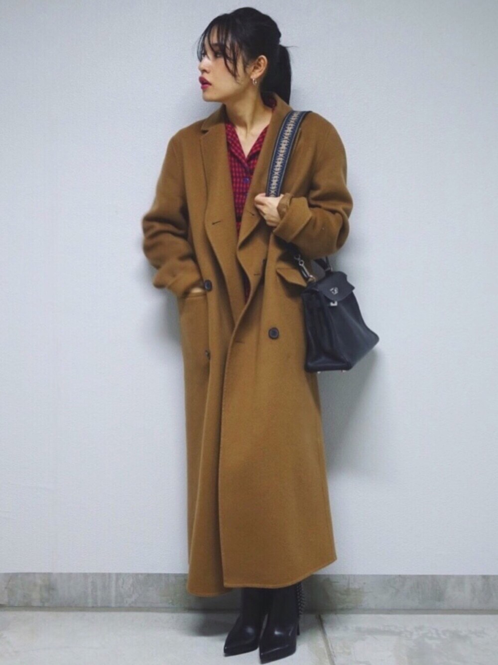 「ストラップ、チェスターコート、オーバーサイズ、vintage、ストラップユー、カメラ、メンズライク」｜「Gianvito Rossiのアイテム（ブーツ、ブラック系）」を使った、信近エリさん（レディース・158cm）の冬コーディネートの1枚目の写真