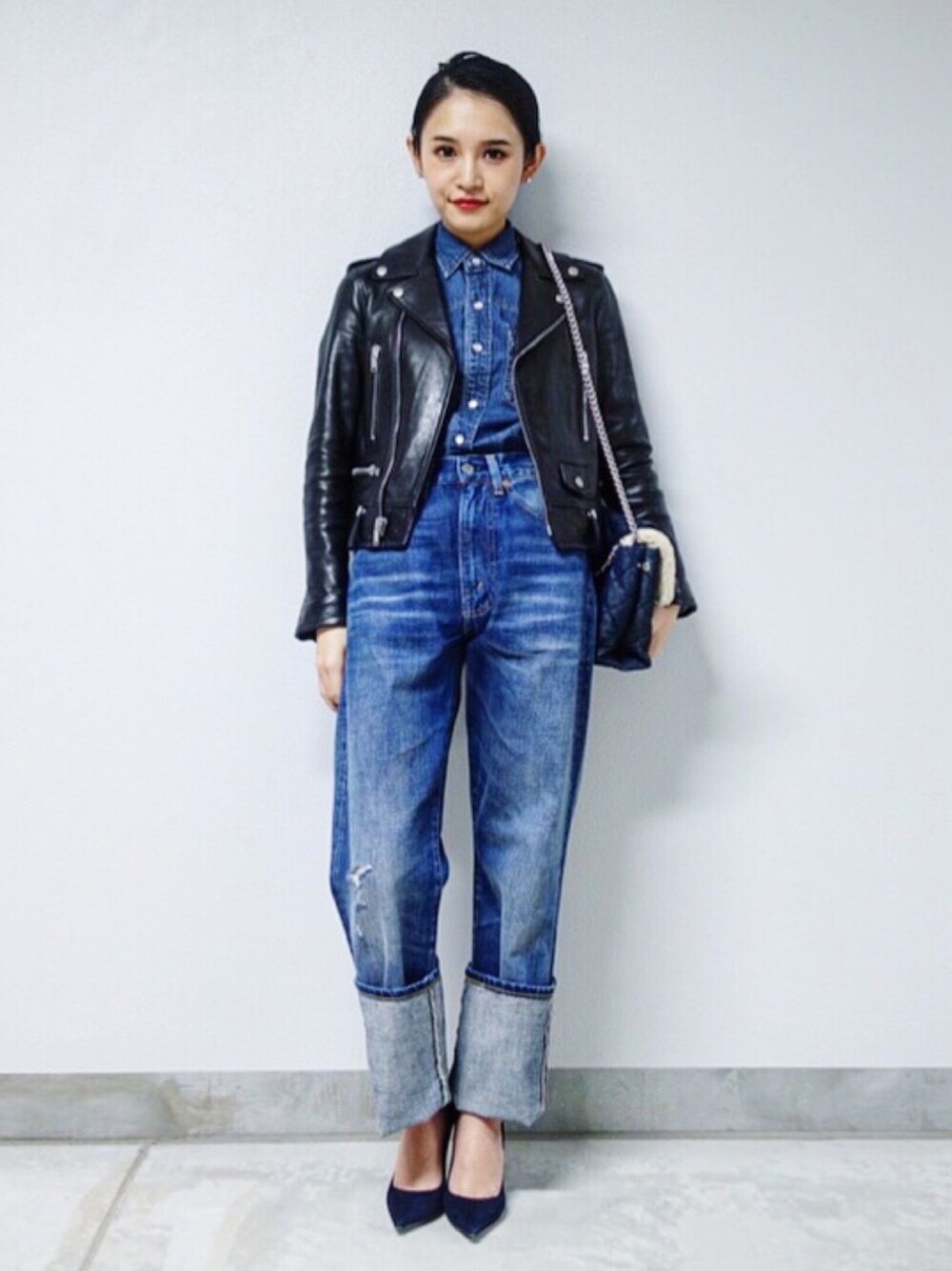 「デニムオンデニム、701」｜「Levi'sのアイテム（デニムパンツ、ブルー系）」を使った、信近エリさん（レディース・158cm）の冬コーディネートの1枚目の写真