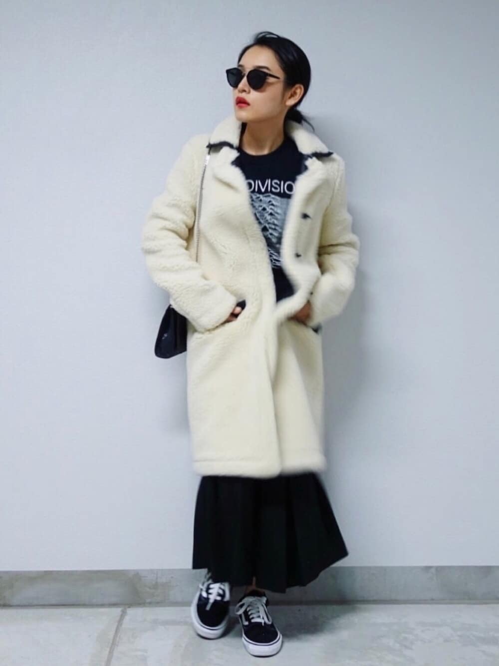 「ムートンコート、白、VINTAGE、ファーコート、エコファー」｜「CARVENのアイテム（ムートンコート、ホワイト系）」を使った、信近エリさん（レディース・158cm）の冬コーディネートの1枚目の写真