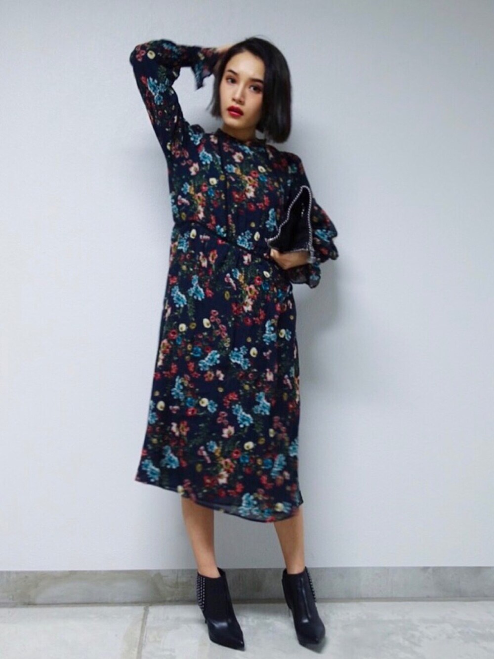 「ZARA、春物、花柄」｜「ZARAのアイテム（ワンピース、ブルー系）」を使った、信近エリさん（レディース・158cm）の冬コーディネートの1枚目の写真