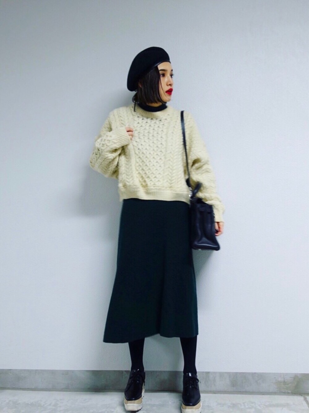 「ベレー帽、jantiques、ニットオンニット」｜「CLANEのHI-NECK　 LADY KNIT ONEPIECE	（ワンピース、グリーン系）」を使った、信近エリさん（レディース・158cm）の冬コーディネートの1枚目の写真