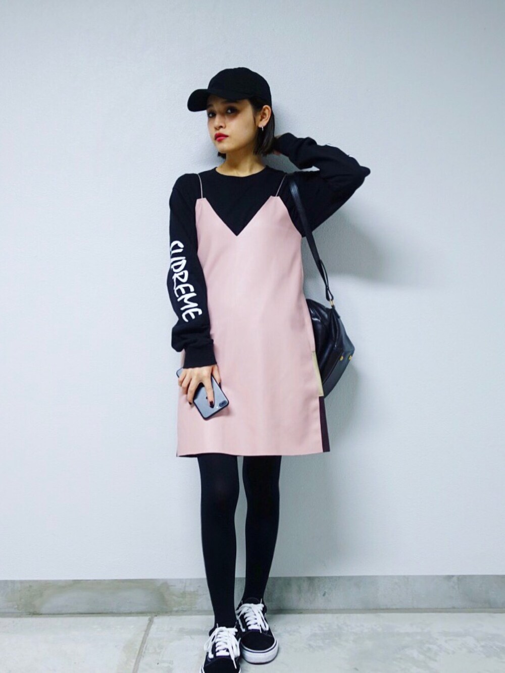 「ピンク、supreme、ロンT、ストリート、ストリートMIX、supremegirl」｜「ZARAのアイテム（ワンピース、ピンク系）」を使った、信近エリさん（レディース・158cm）の冬コーディネートの1枚目の写真