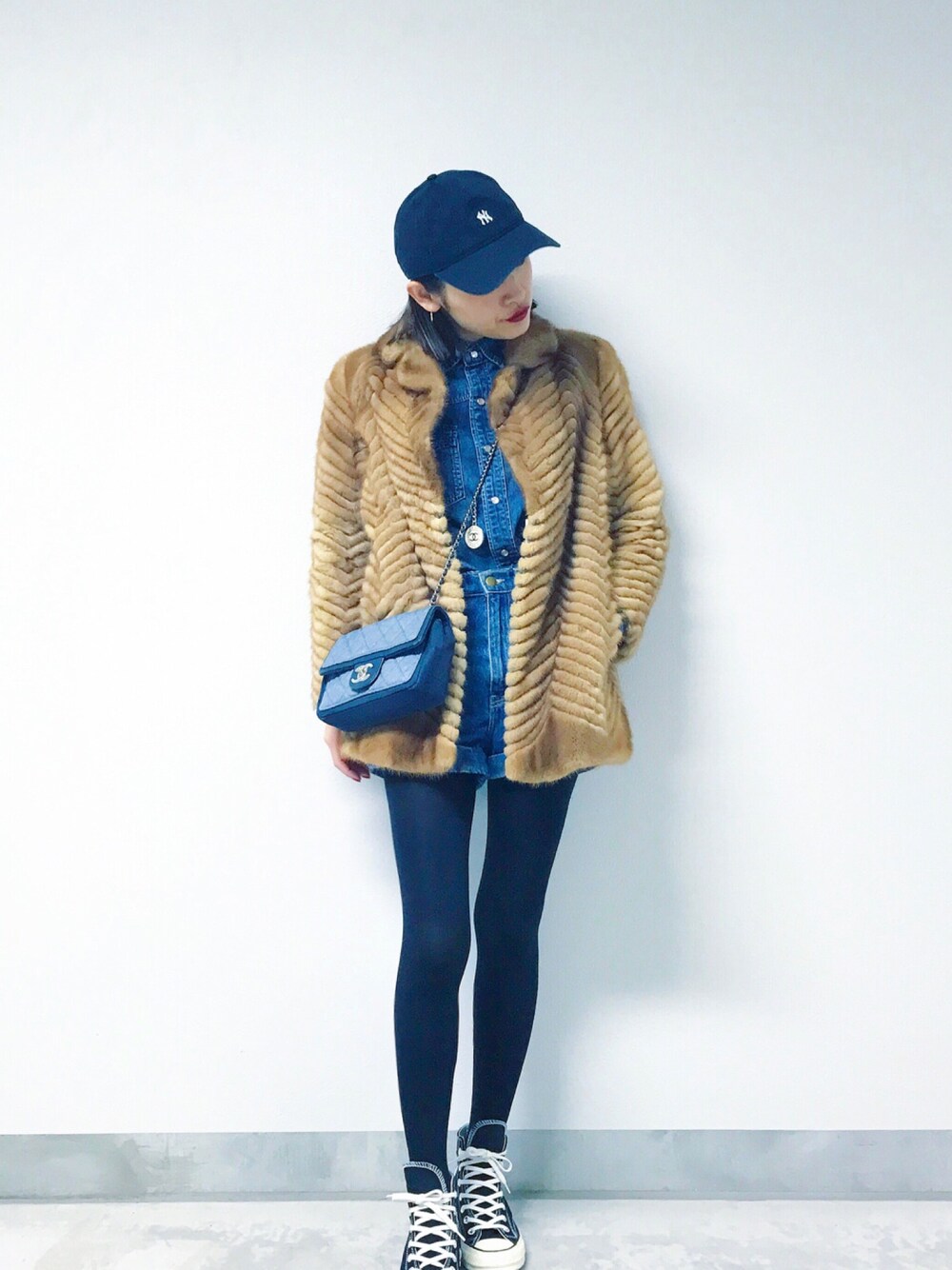 「デニムオンデニム、サンローランパリ、American Apparel、Saint Laurent、vintage、チャックテイラー」｜「SAINT LAURENT PARISのアイテム（シャツ/ブラウス、ブルー系）」を使った、信近エリさん（レディース・158cm）の春コーディネートの1枚目の写真