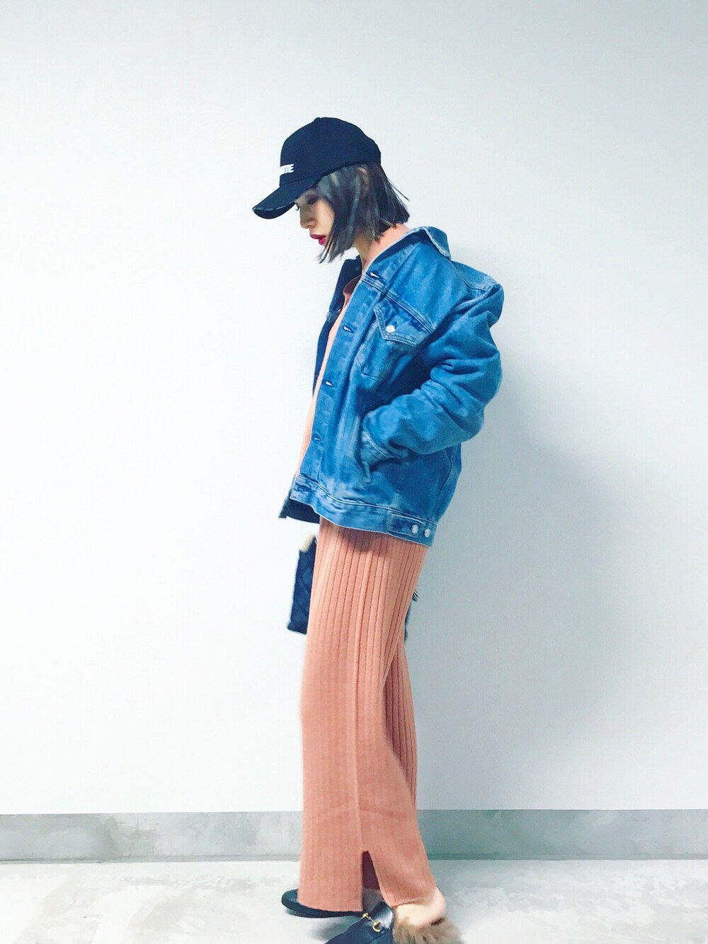「オーバーサイズ、セットアップ、vetements、春コーデ、ピンク」｜「VETEMENTSのアイテム（キャップ、ブルー系）」を使った、信近エリさん（レディース・158cm）の春コーディネートの1枚目の写真