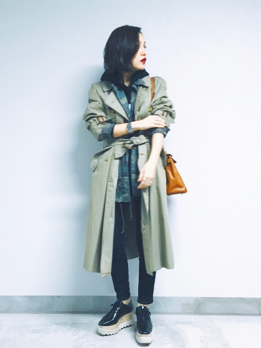 「BURBERRYのアイテム（トレンチコート、ベージュ系）」を使った、信近エリさん（レディース・158cm）の秋コーディネートの1枚目の写真
