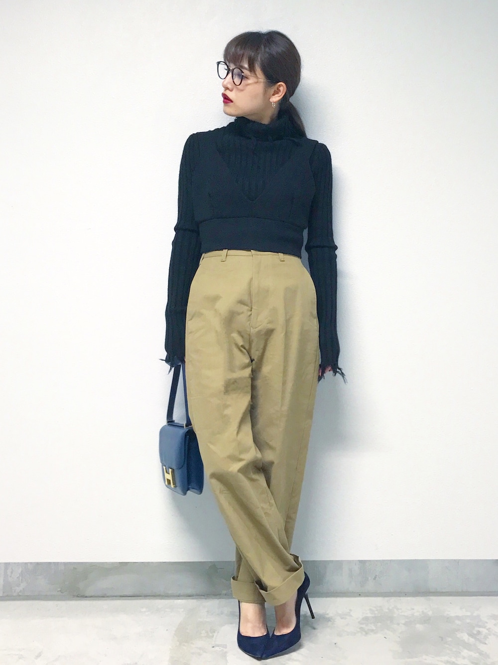 「THE SHINZONEのアイテム（その他パンツ、ベージュ系）」を使った、信近エリさん（レディース・158cm）の秋コーディネートの1枚目の写真