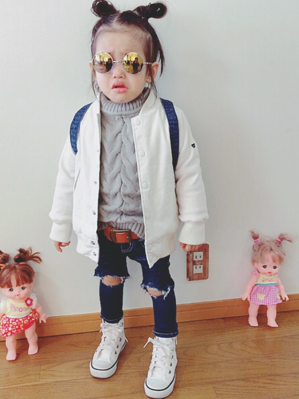 「カジュアルコーデ、kids、シンプル、冬コーデ、女の子、デニム、2歳、おんなのこ、キッズコーデ、キッズファッション」｜「quoti use fithのスタジアムジャンパー（スタジャン、ホワイト系）」を使った、hirimo625さん（キッズ・90cm）の冬コーディネートの1枚目の写真