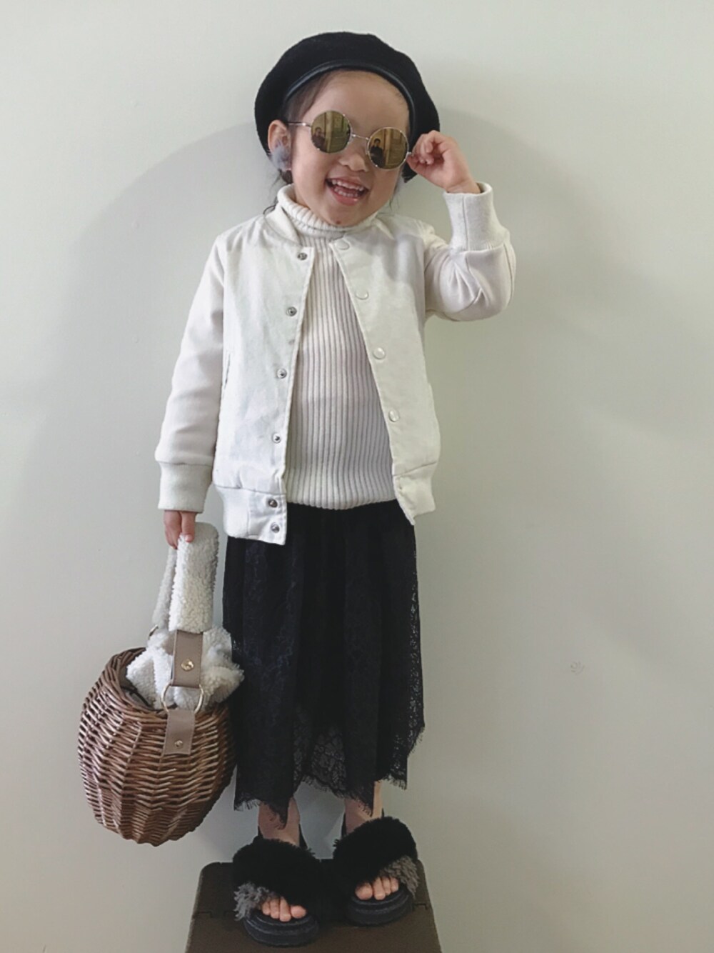「キッズファッション、女の子コーデ、シンプル、スポーツミックス、春、おしゃれさんと繋がりたい、カジュアルコーデ、レース、かごバッグ、3歳」｜「petit mainのパイピングベレー帽（ハンチング/ベレー帽、ブラック系）」を使った、hirimo625さん（キッズ・90cm）の春コーディネートの1枚目の写真
