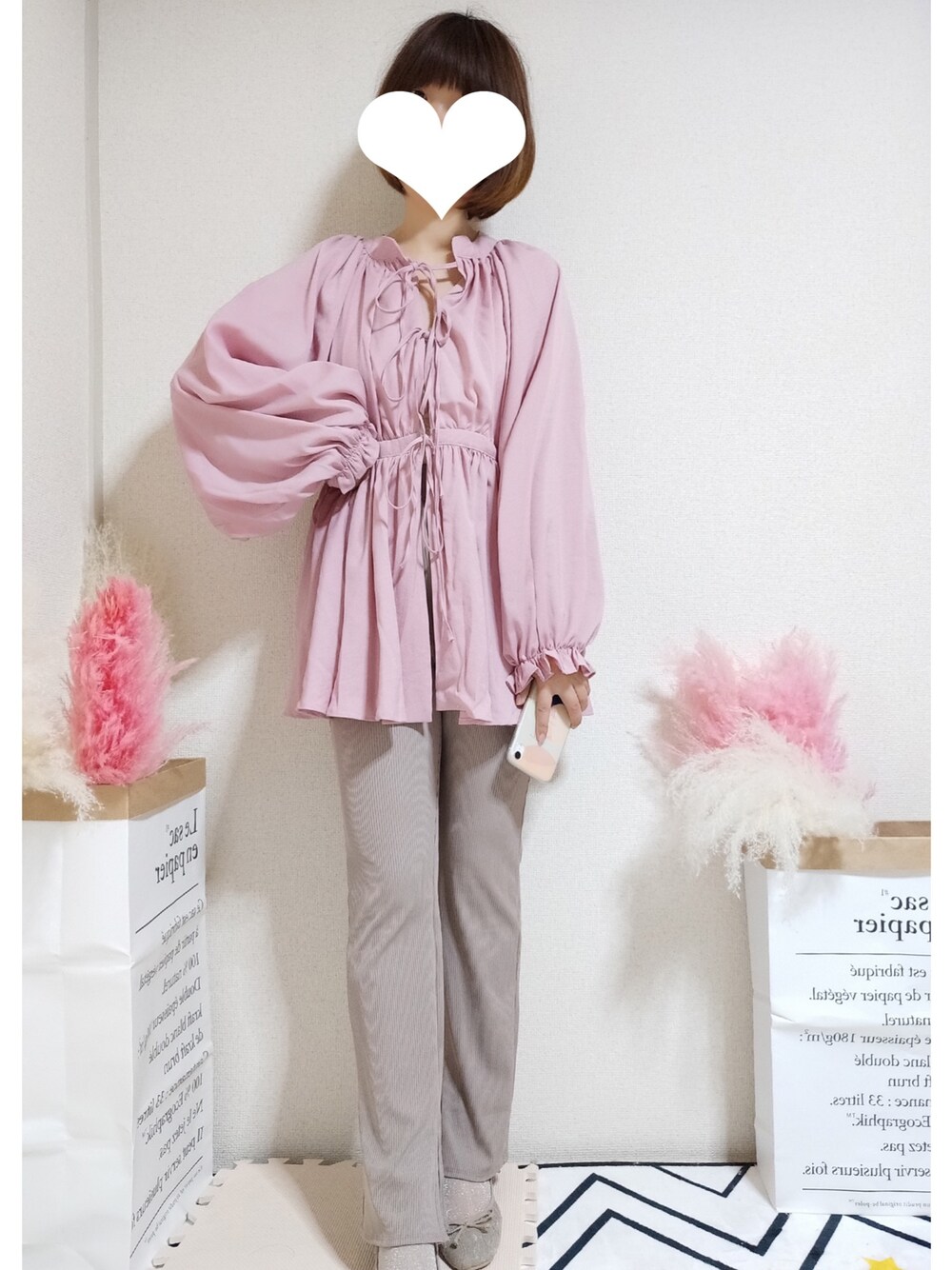 グレー系のパンツ、ブラウン系のバレエシューズを着用したレディースの春コーディネートの1枚目の写真