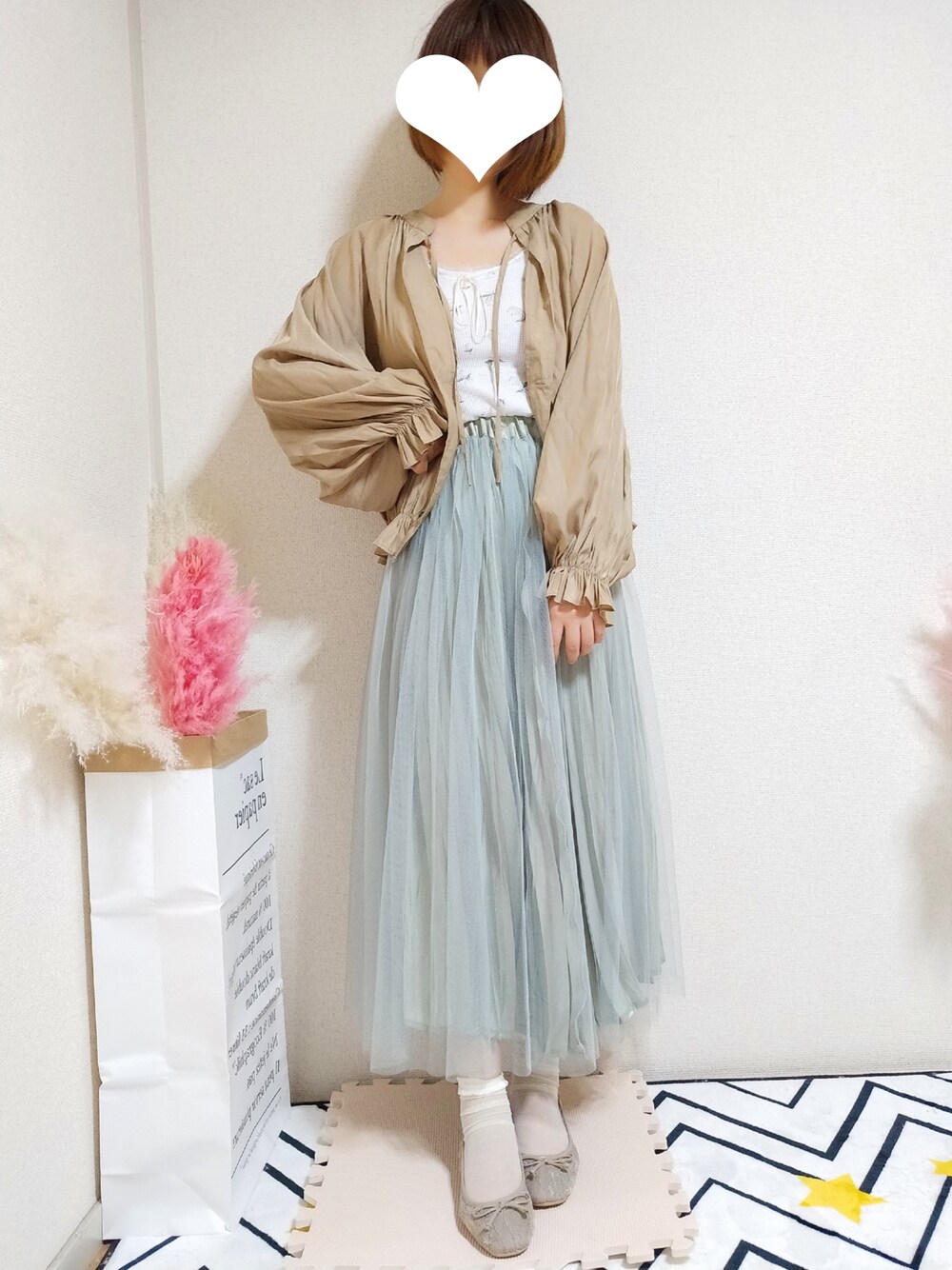 グリーン系のスカート、ベージュ系のシャツ/ブラウス、ブラウン系のバレエシューズを着用したレディースの春コーディネートの1枚目の写真