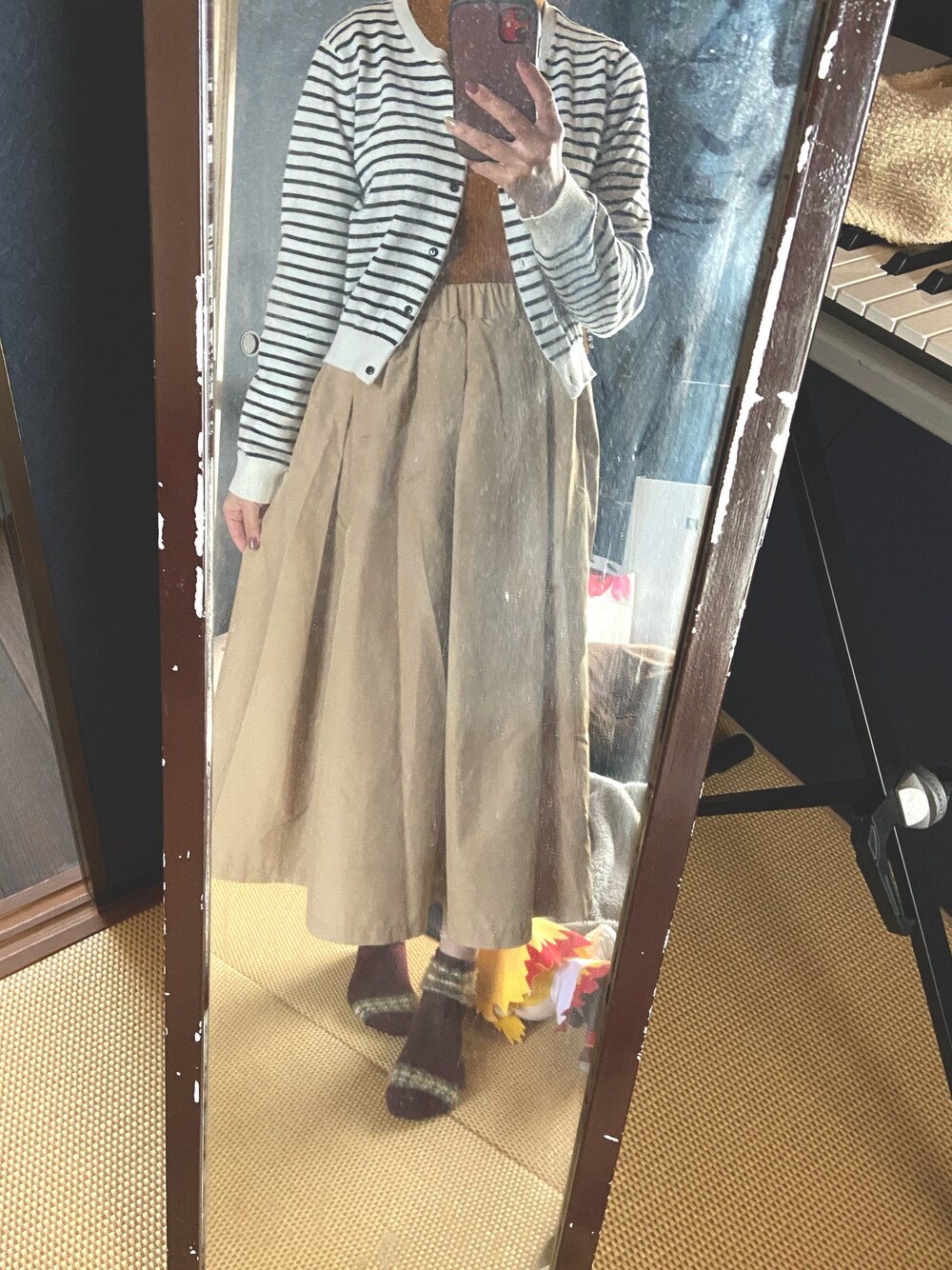 「ボーダー、カーディガン、スカート、くつした、カジュアル、休日コーデ、低身長、プチプラコーデ、ママコーデ」｜「MERCURYDUOのアイテム（カーディガン/ボレロ、ホワイト系）」を使った、miho678さん（レディース・153cm）の春コーディネートの1枚目の写真