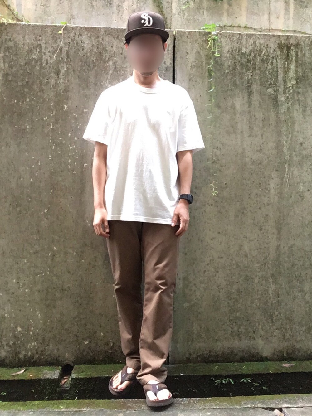「秋のカフェオレコーデ、シンプルスタイル、Tシャツ、サンダル、ユニクロ、チノパン、ブラウン、キャップ、夏秋ミックス」｜「UNIQLOのクルーネックT（半袖）（Tシャツ/カットソー、ホワイト系）」を使った、ヒロさん（メンズ・169cm）の秋コーディネートの1枚目の写真
