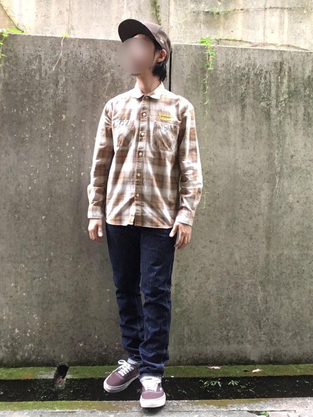 「ブラウン、チェック、チェックシャツ、スキニーデニム、タイト、バンズ、ニューエラ、秋のコーデ、ストリート」｜「VANSのVANS ヴァンズ AUTHENTIC 44 DX VN0A38ENMR3 (ANAHEIM)BROWN（スニーカー、ブラウン系）」を使った、ヒロさん（メンズ・169cm）の秋コーディネートの1枚目の写真