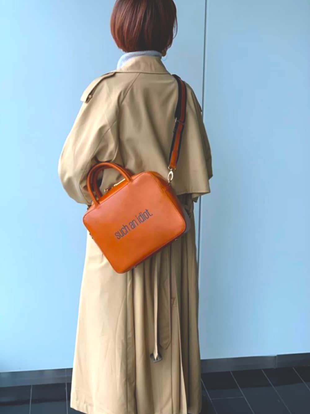 「トレンチコート、ブラウン、ボストンバッグ、scrapbook、intoxic」｜「intoxic.のintoxic イントキシック 【RESONATES】new leather line " idiot" イディオット（ショルダーバッグ、ホワイト系）」を使った、みなみさん（レディース・164cm）の秋コーディネートの1枚目の写真