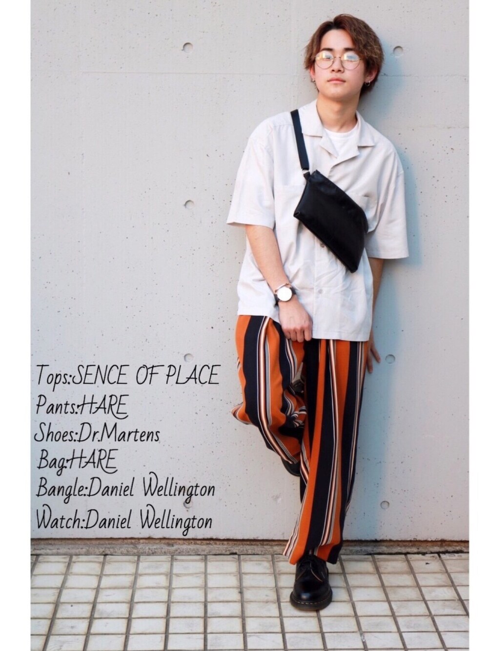 グレー系のシャツ/ブラウス、オレンジ系のその他パンツ、ブラック系のブーツを着用したメンズの夏コーディネートの1枚目の写真