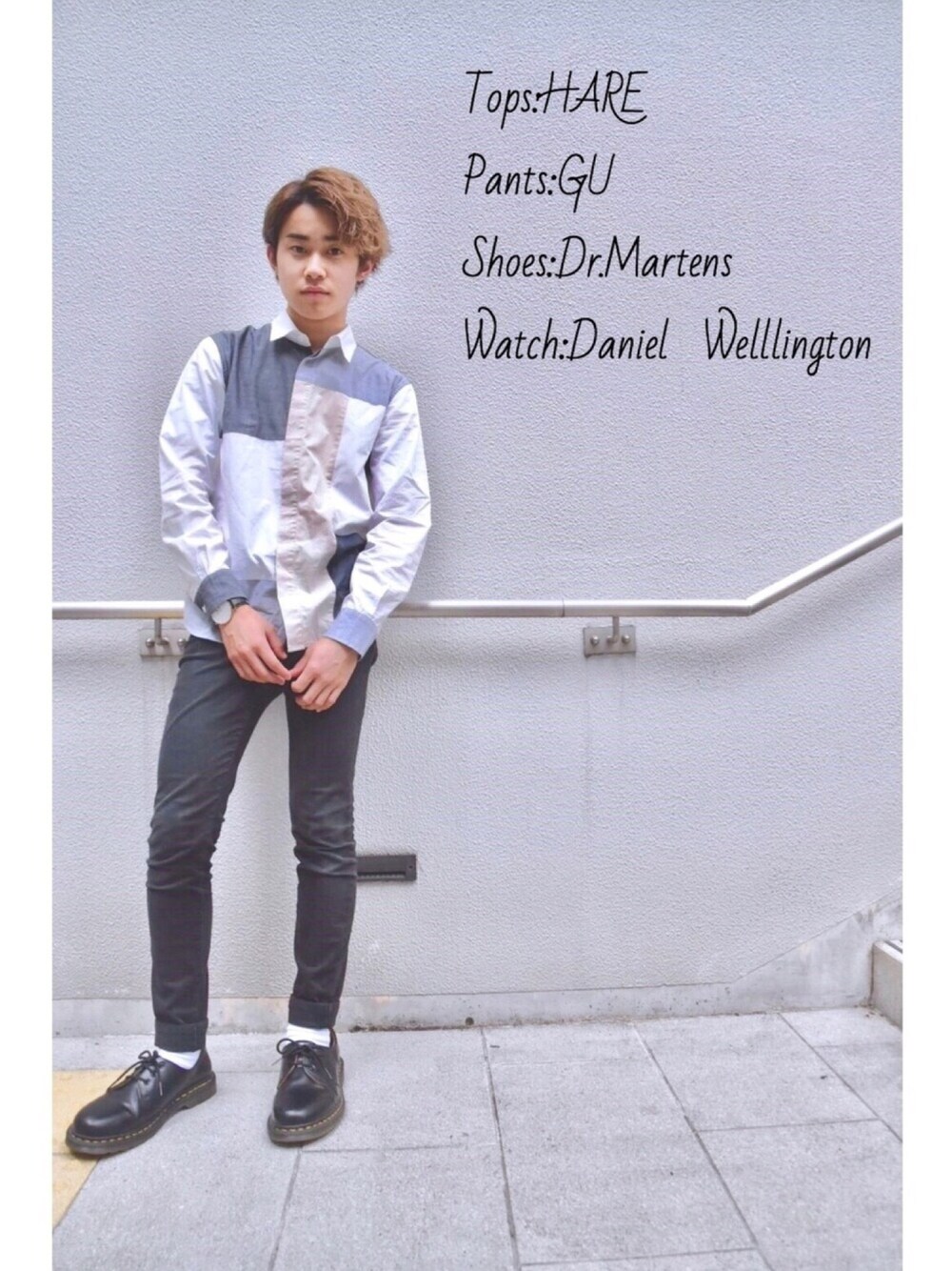 ブラック系のブーツ、ホワイト系のシャツ/ブラウス、ブラック系のその他パンツを着用したメンズの夏コーディネートの1枚目の写真