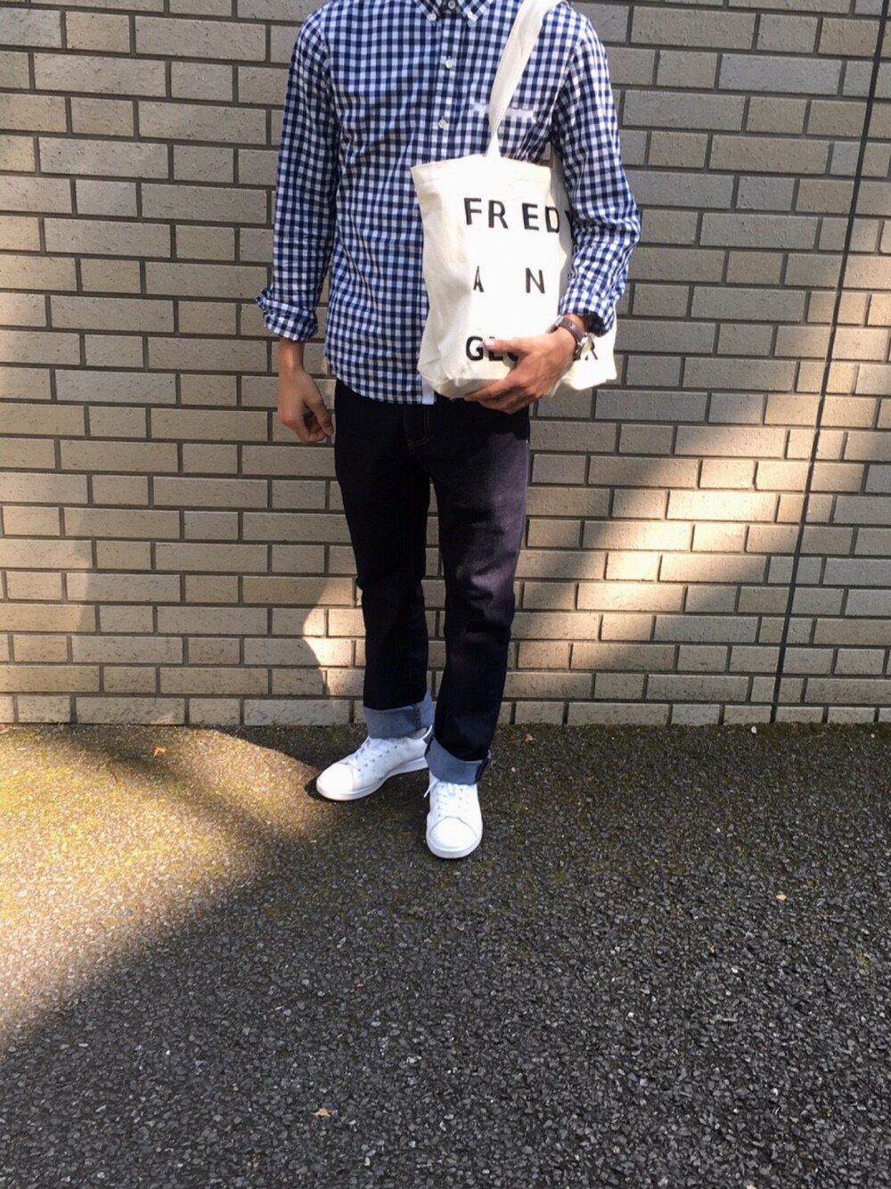 「カジュアルコーデ、ootd、シンプルコーデ、stan smith、ギンガムチェック、アニエスベー(agnes b.)、大学生」｜「Levi'sの504-レギュラーストレート/ブラックカラー/CONE MILLS 14oz（デニムパンツ、ブラック系）」を使った、kosさん（メンズ・175cm）の夏コーディネートの1枚目の写真
