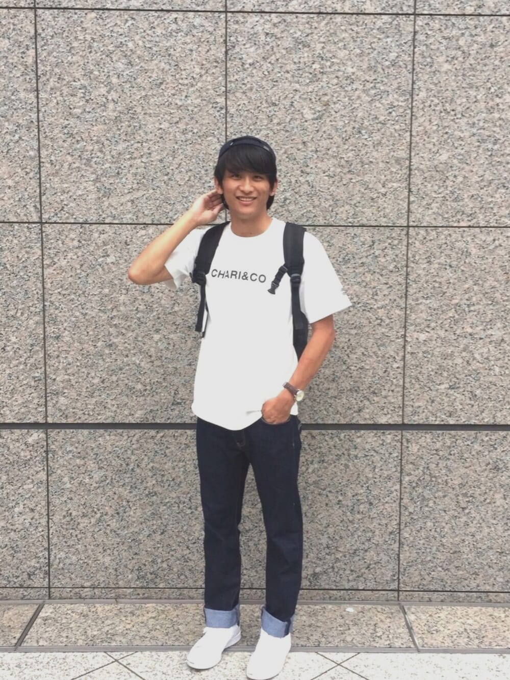 「カジュアル、Tシャツ、キャップ、ロゴT、バックパック、スニーカー、スタンスミス、Tシャツ×デニム、白スニーカー、シンプル」｜「CHARI&COのCHARI&CO WNS BIG NISH LOGO TEE　レディース　Tシャツ（Tシャツ/カットソー、ホワイト系）」を使った、kosさん（メンズ・176cm）の秋コーディネートの1枚目の写真