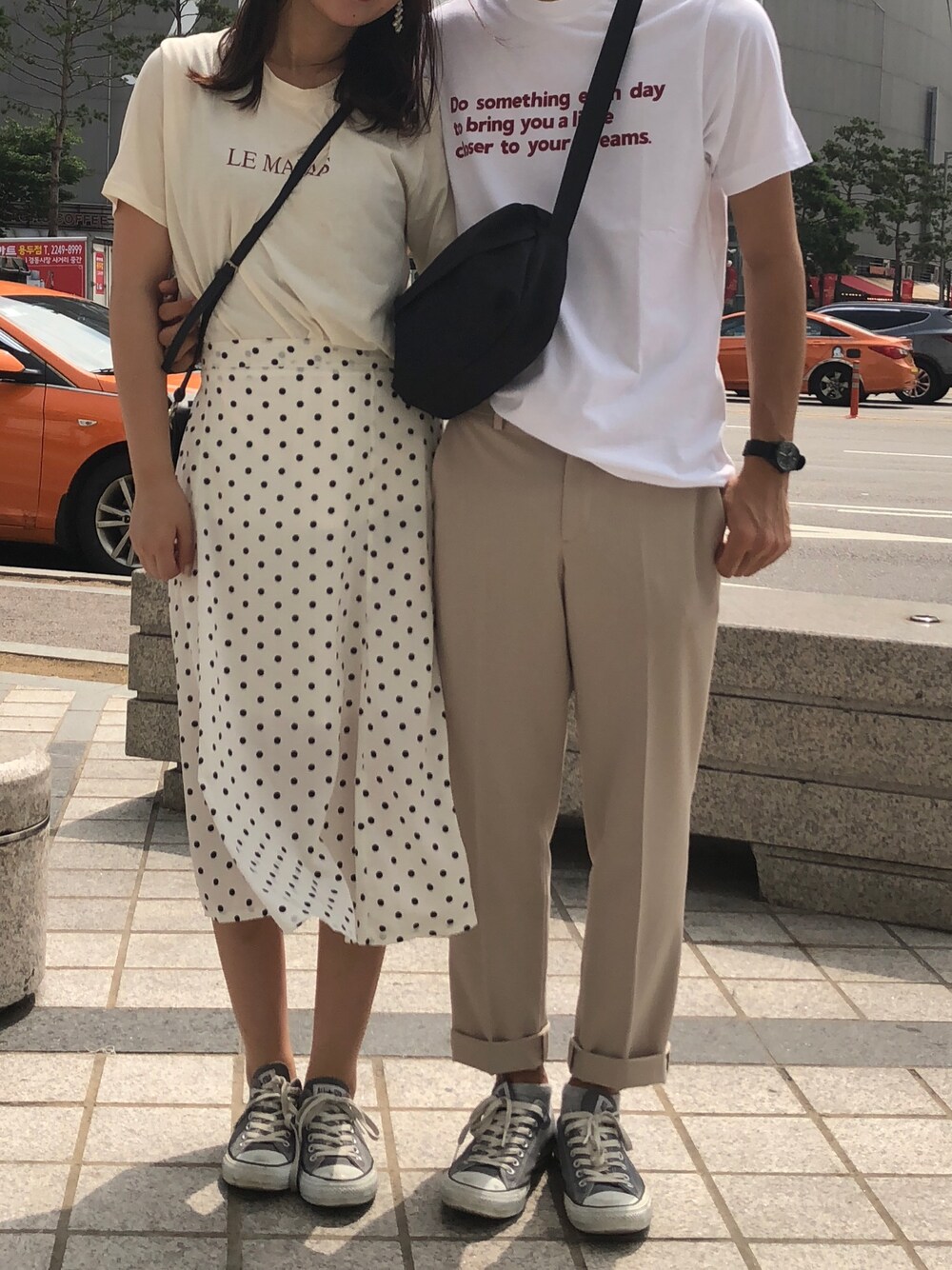 「ペアルック、シミラールック、おそろいコーデ、カップル、シンプル、夏コーデ、韓国ファッション、韓国ブランド、カジュアル、ootd」｜「CONVERSEのCONVERSE コンバース ALL STAR OX オールスター オックス　CHARCOAL（スニーカー、グレー系）」を使った、kosさん（メンズ・176cm）の夏コーディネートの1枚目の写真