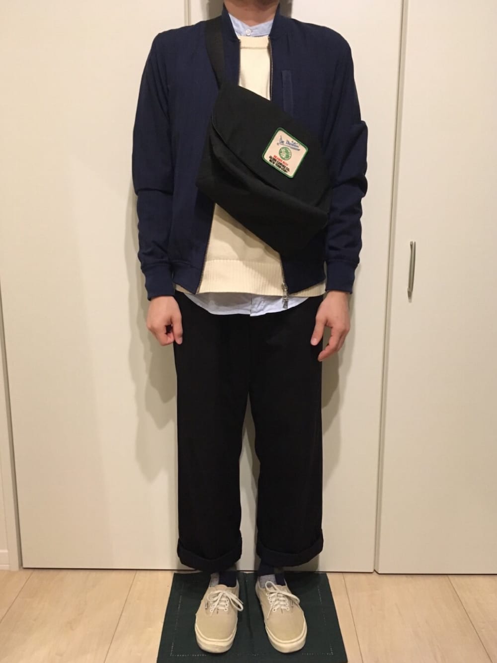 「De Martiniのアイテム（ショルダーバッグ、ブラック系）」を使った、えんどーさん（メンズ・169cm）の秋コーディネートの1枚目の写真
