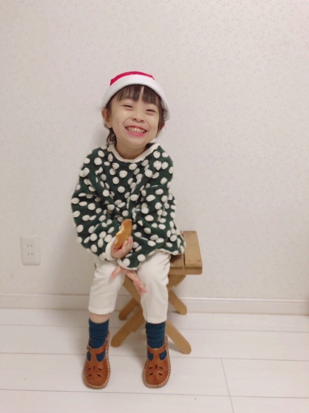 「クリスマスコーデ、キッズファッション、キッズコーデ、韓国子供服、サンタ帽子、モコモコ祭り、モコモコ祭り開祭中です」｜「韓国子供服のアイテム（トップス、グリーン系）」を使った、こだまさん（キッズ・100cm）の冬コーディネートの1枚目の写真