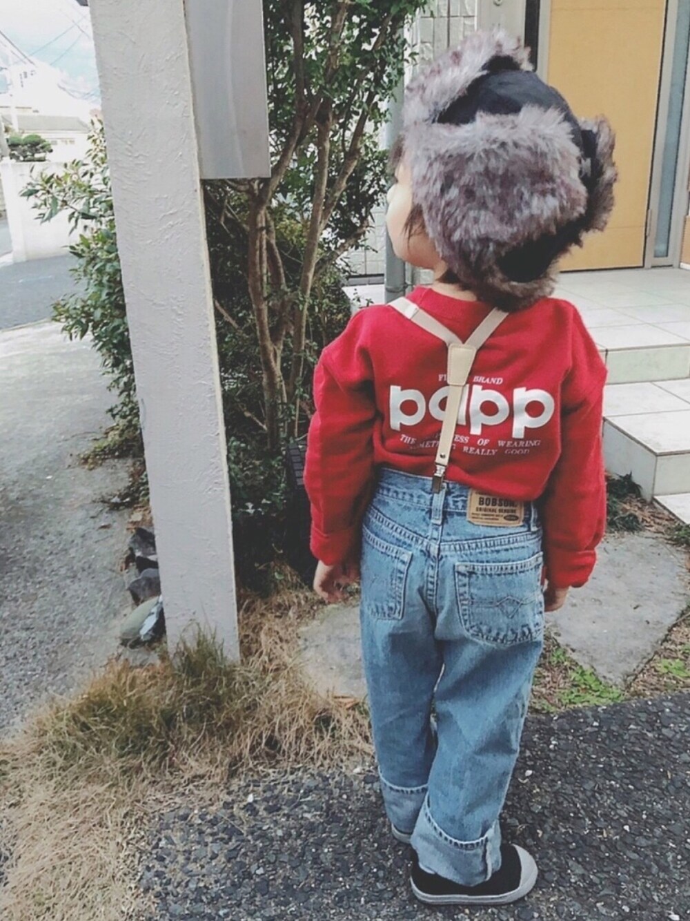 「キッズコーデ、キッズファッション、フライトキャップ、赤スウェット、古着MIX、ストレートデニム、男の子、3歳」｜「KRIFF MAYER Kid's CollectionのKids Aviator Cap パイロットキャップ キッズ 帽子 子供 フライトキャップ（キャップ、ブラック系）」を使った、こだまさん（キッズ・100cm）の冬コーディネートの1枚目の写真