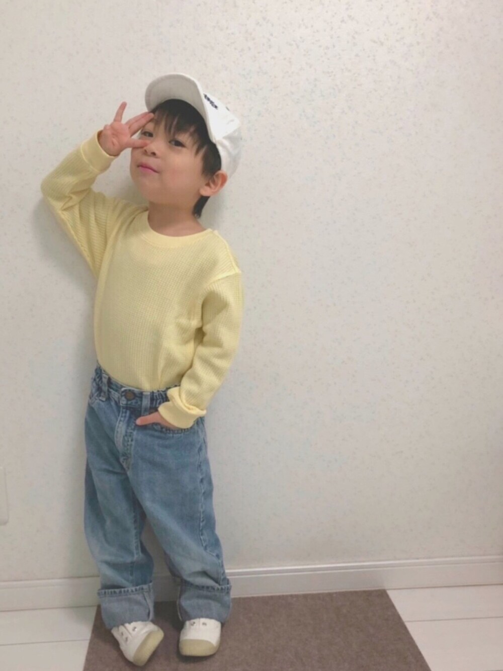 イエロー系のTシャツ/カットソー、ブルー系のデニムパンツ、ホワイト系のスリッポンを着用したキッズの春コーディネートの1枚目の写真