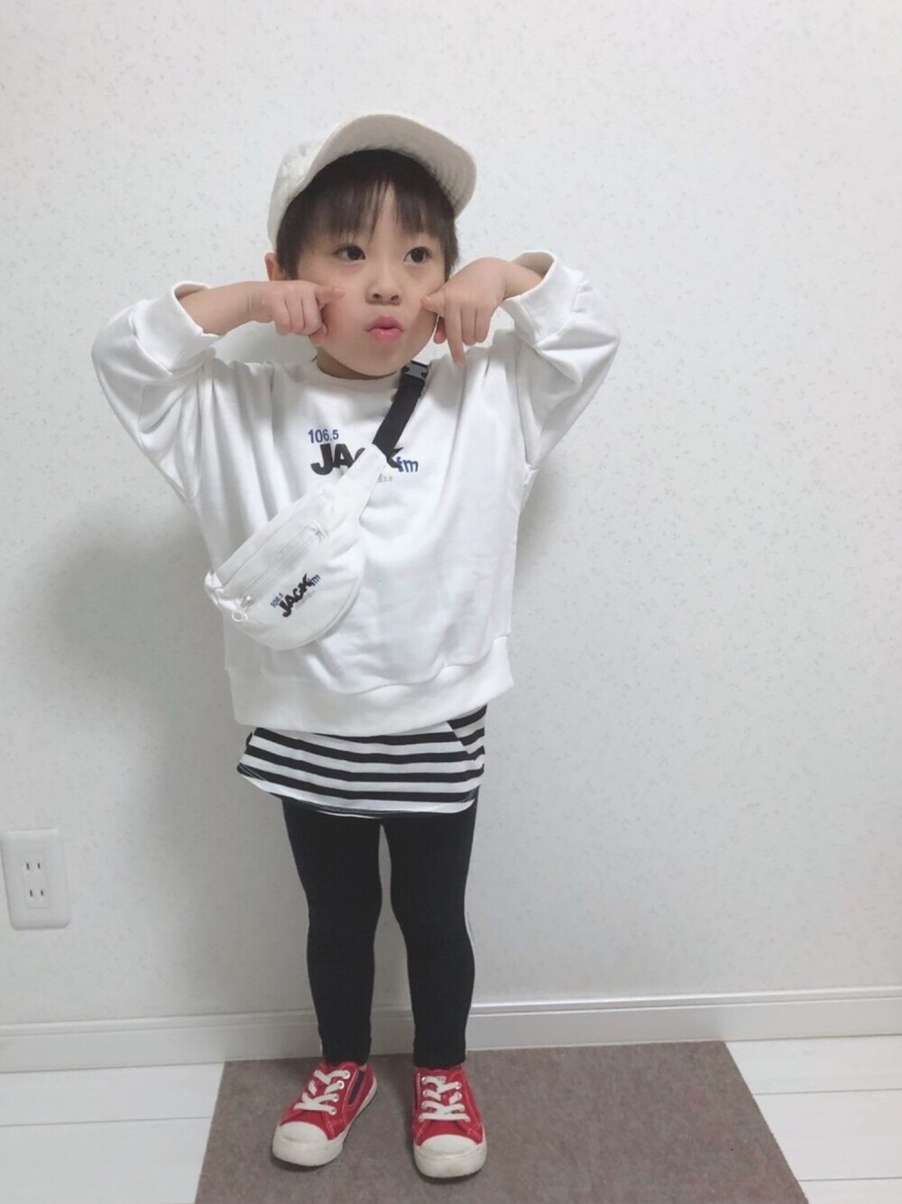 「キッズコーデ、キッズファッション、キャップ、スウェット、レギンス、レイヤードスタイル、ボーダーレイヤード、男の子、3歳」｜「韓国子供服のアイテム（スウェット、ホワイト系）」を使った、こだまさん（キッズ・100cm）の春コーディネートの1枚目の写真