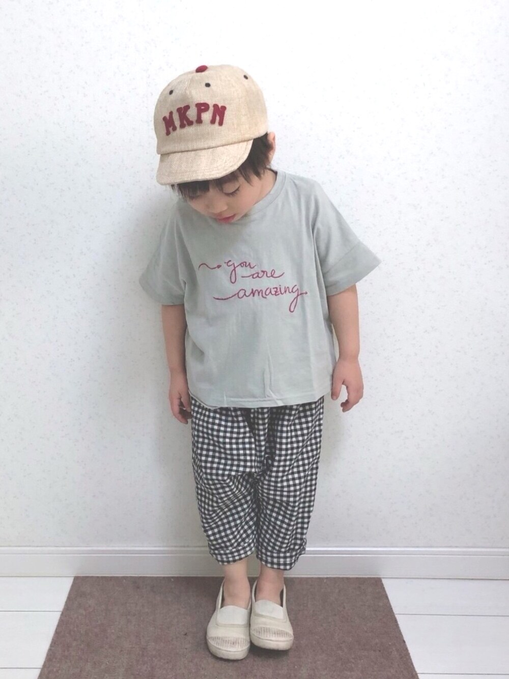 「平成最後のWEARISTAセンバツ、キッズコーデ、キッズファッション、春コーデ、シンプルコーデ、ギンガムチェック、ギンガムチェックパンツ、くすみカラー、ロゴキャップ、3歳」｜「Birthdayのアイテム（キャップ、ブラウン系）」を使った、こだまさん（キッズ・100cm）の春コーディネートの1枚目の写真