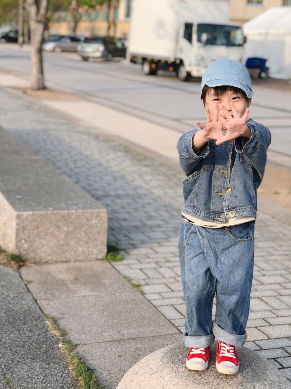 「キッズコーデ、キッズファッション、デニムパンツ、デニムジャケット、デニムキャップ、赤スニーカー、デニムオンデニム、レイヤードスタイル、3歳」｜「韓国子供服のアイテム（キャップ、ブルー系）」を使った、こだまさん（キッズ・100cm）の春コーディネートの1枚目の写真