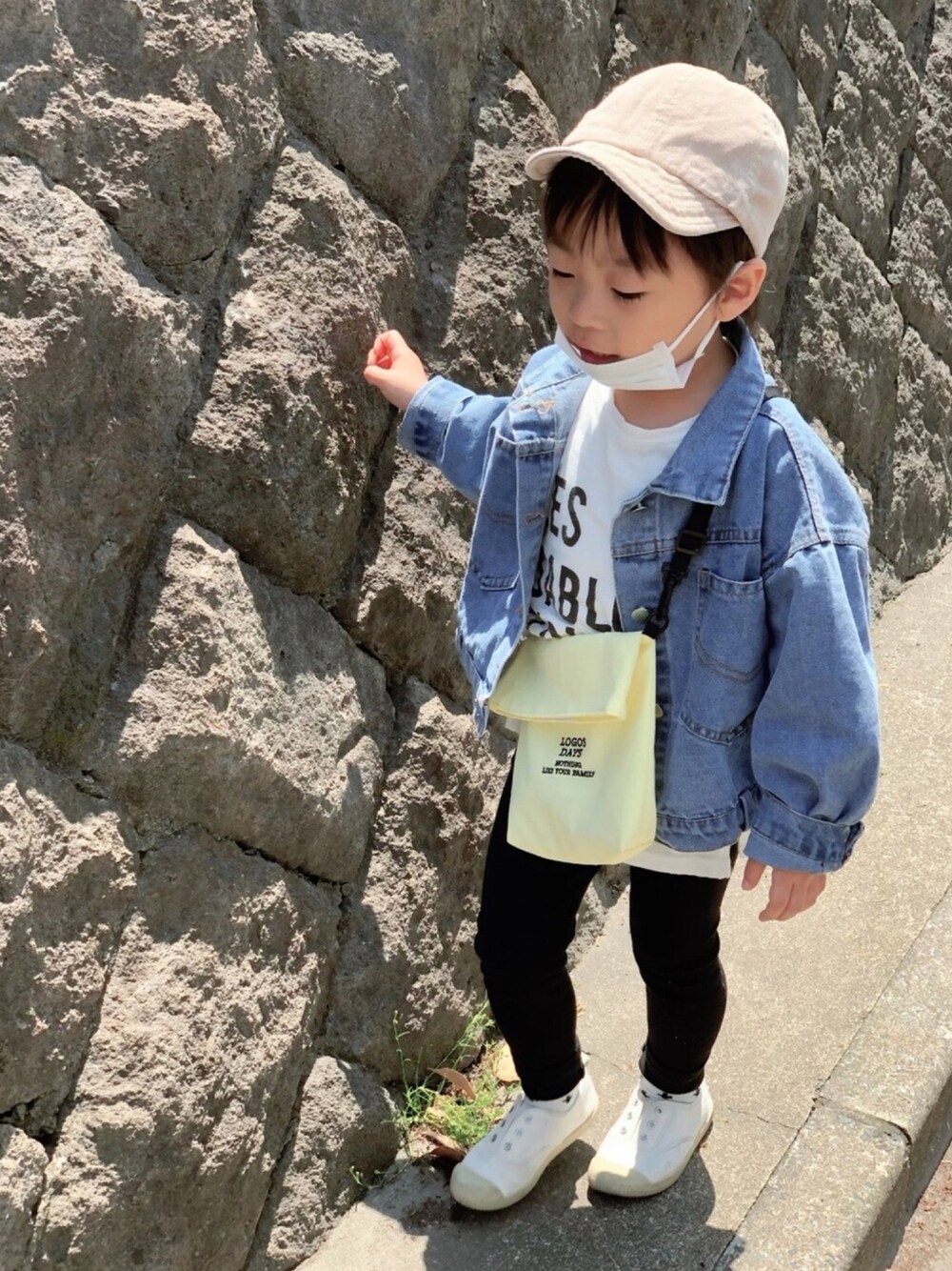 「キッズコーデ、キッズファッション、デニムジャケット、キャップ、プチプラ、ＧＷ、男の子、3歳」｜「韓国子供服のアイテム（キャップ、ベージュ系）」を使った、こだまさん（キッズ・100cm）の春コーディネートの1枚目の写真