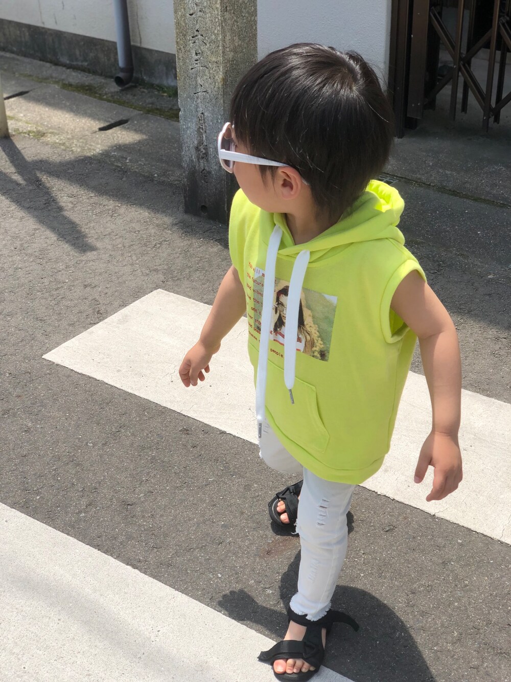 「夏コーデ、ネオンカラー、ネオンイエロー、サングラス、白パンツ、パリピ、スポーツサンダル、キッズファッション、キッズコーデ」｜「韓国子供服のアイテム（デニムパンツ、ホワイト系）」を使った、こだまさん（キッズ・100cm）の春コーディネートの1枚目の写真
