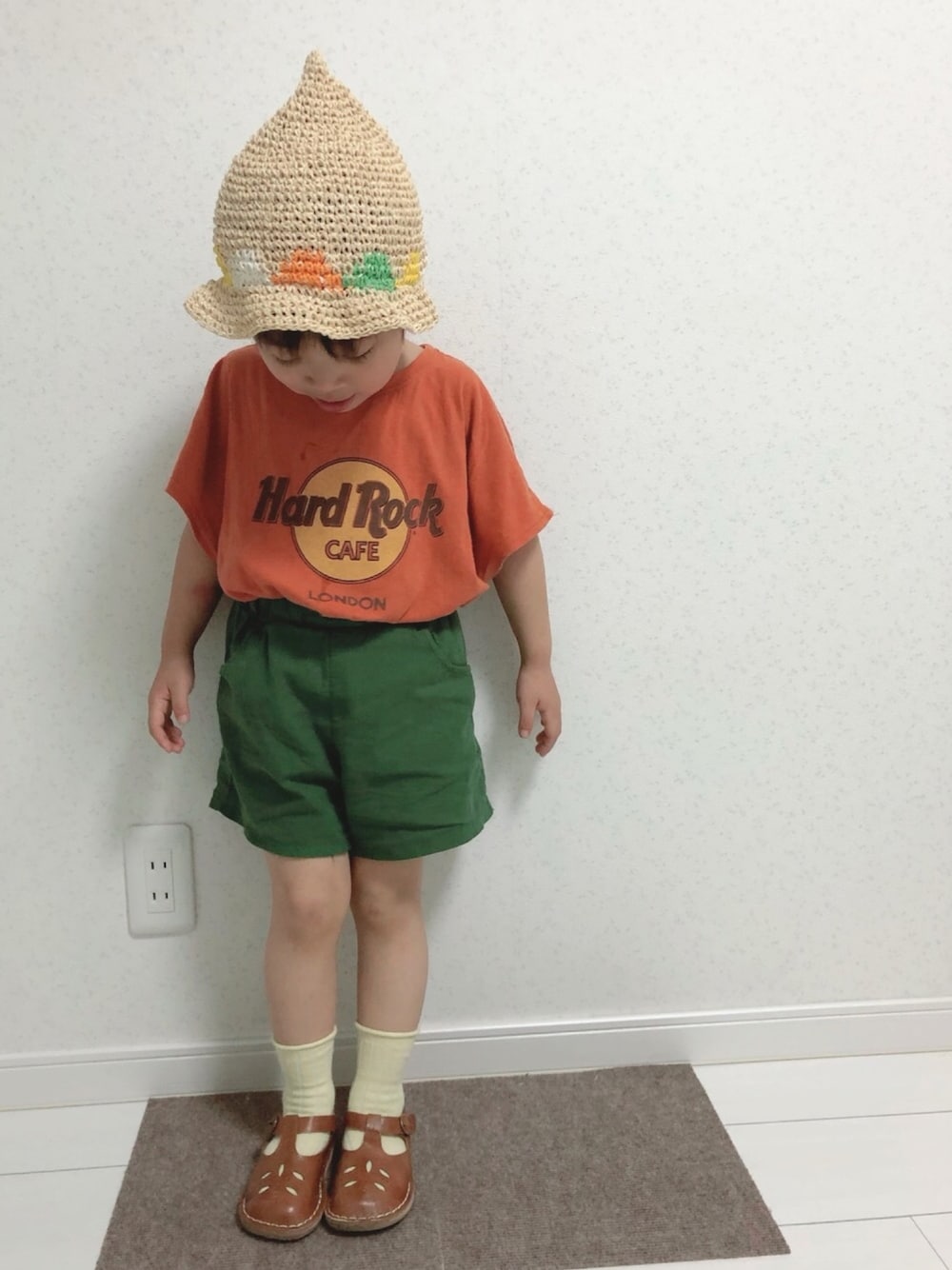 「男の子コーデ、キッズコーデ、キッズファッション、夏コーデ、ナマ足部、オレンジ×グリーン、Tシャツ、とんがり麦わら帽子、韓国子供服」｜「concocterのアイテム（Tシャツ/カットソー、オレンジ系）」を使った、こだまさん（キッズ・100cm）の夏コーディネートの1枚目の写真