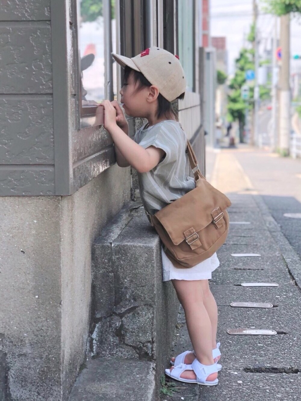 「キッズコーデ、キッズファッション、夏コーデ、男の子、ナマ足部、ショルダーバッグ、キャップ、ショーパン、スポサン」｜「Birthdayのアイテム（キャップ、ブラウン系）」を使った、こだまさん（キッズ・100cm）の夏コーディネートの1枚目の写真