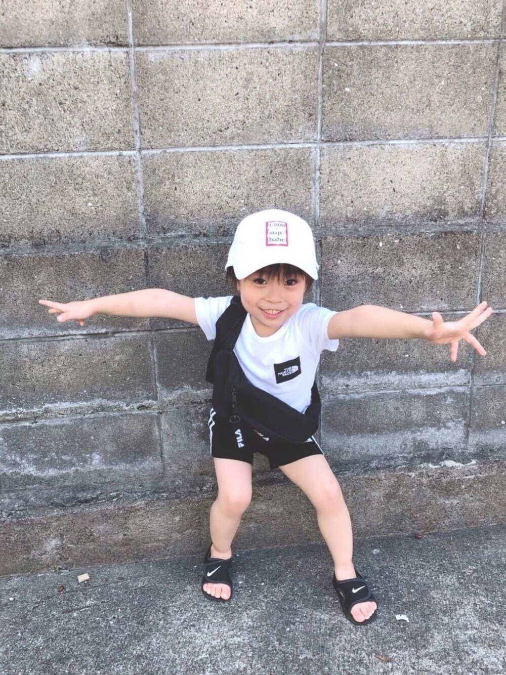 「男の子コーデ、キッズコーデ、キッズファッション、スポーティ、モノトーン、セットアップ、ショートパンツ、キャップ、ナマ足部」｜「NIKEのキッズ NIKE ナイキ SUNRAY ADJUST 4 (TD) サンレイ アジャスト 4 TD 386519-011 011BK/WT（サンダル、ブラック系）」を使った、こだまさん（キッズ・92cm）の夏コーディネートの1枚目の写真