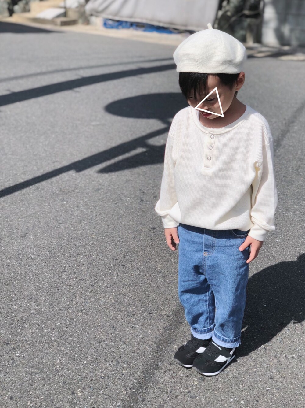 「キッズファッション、キッズコーデ、シンプルコーデ、ワッフルクルーネックＴ、デニム、スニーカー、ベレー帽、バースデイ」｜「Birthdayのアイテム（ハンチング/ベレー帽、ホワイト系）」を使った、こだまさん（キッズ・100cm）の秋コーディネートの1枚目の写真