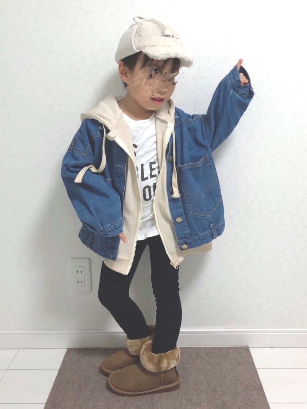 「年末WEAR感謝祭、キッズファッション、キッズコーデ、プチプラ、レイヤードスタイル、フライトキャップ、デニムジャケット、パーカー、ムートンブーツ」｜「韓国子供服のアイテム（キャップ、ホワイト系）」を使った、こだまさん（キッズ・110cm）の冬コーディネートの1枚目の写真
