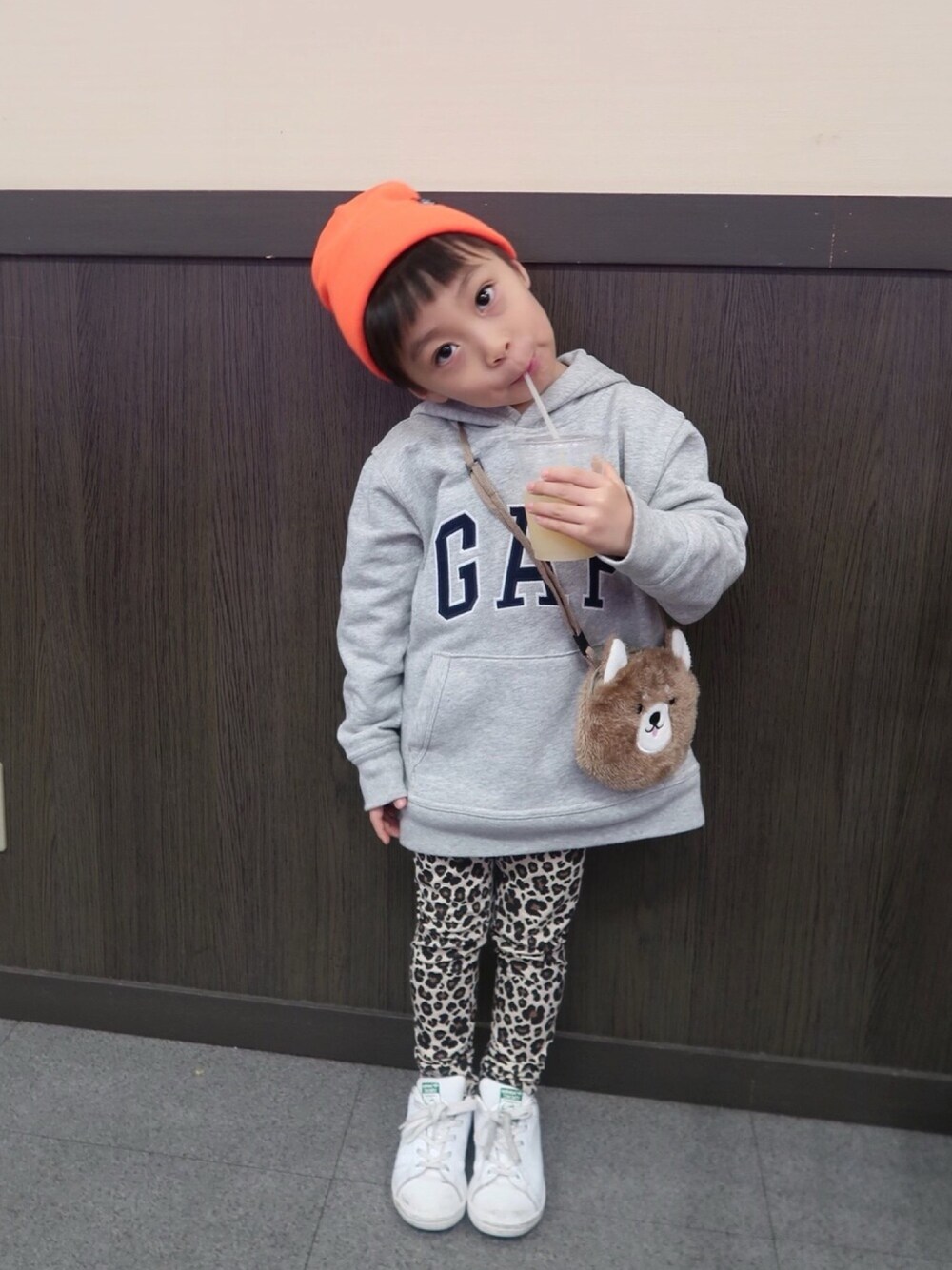 「キッズコーデ、キッズファッション、男の子コーデ、レオパード、オーバーサイズ、パーカー、ニット帽、スタンスミス、オレンジ、ネオンカラー」｜「GAPのアイテム（パーカー、グレー系）」を使った、こだまさん（キッズ・110cm）の冬コーディネートの1枚目の写真
