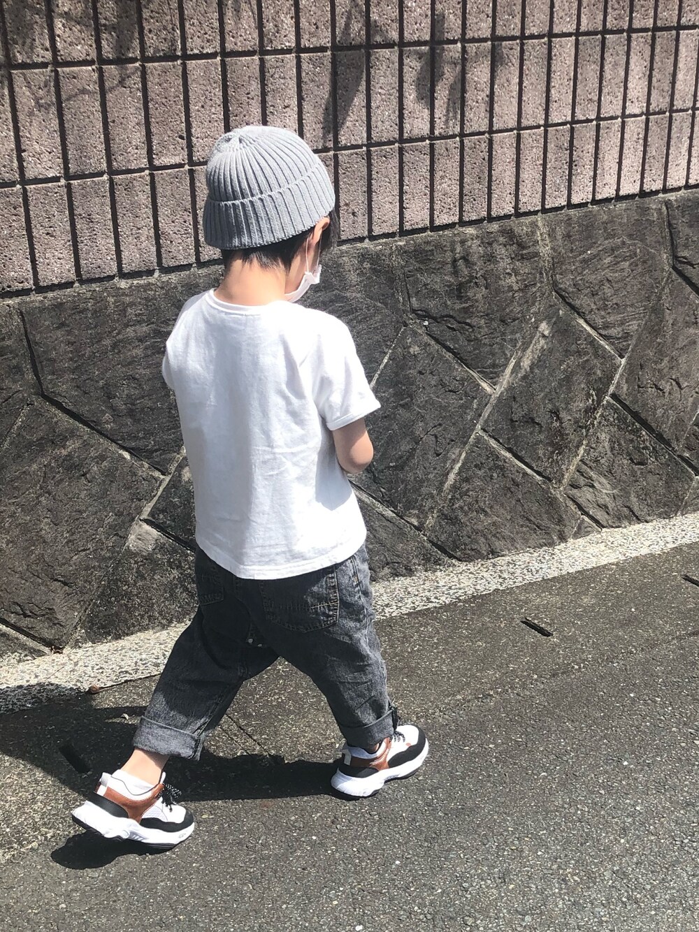 「春夏コーデ、サルエルパンツ、ダッドスニーカー、おとこのこ、シンプル」｜「BRANSHESの【★CONVERSE/コンバース】星モチーフ半袖Tシャツ（Tシャツ/カットソー、ホワイト系）」を使った、こだまさん（キッズ・110cm）の春コーディネートの1枚目の写真