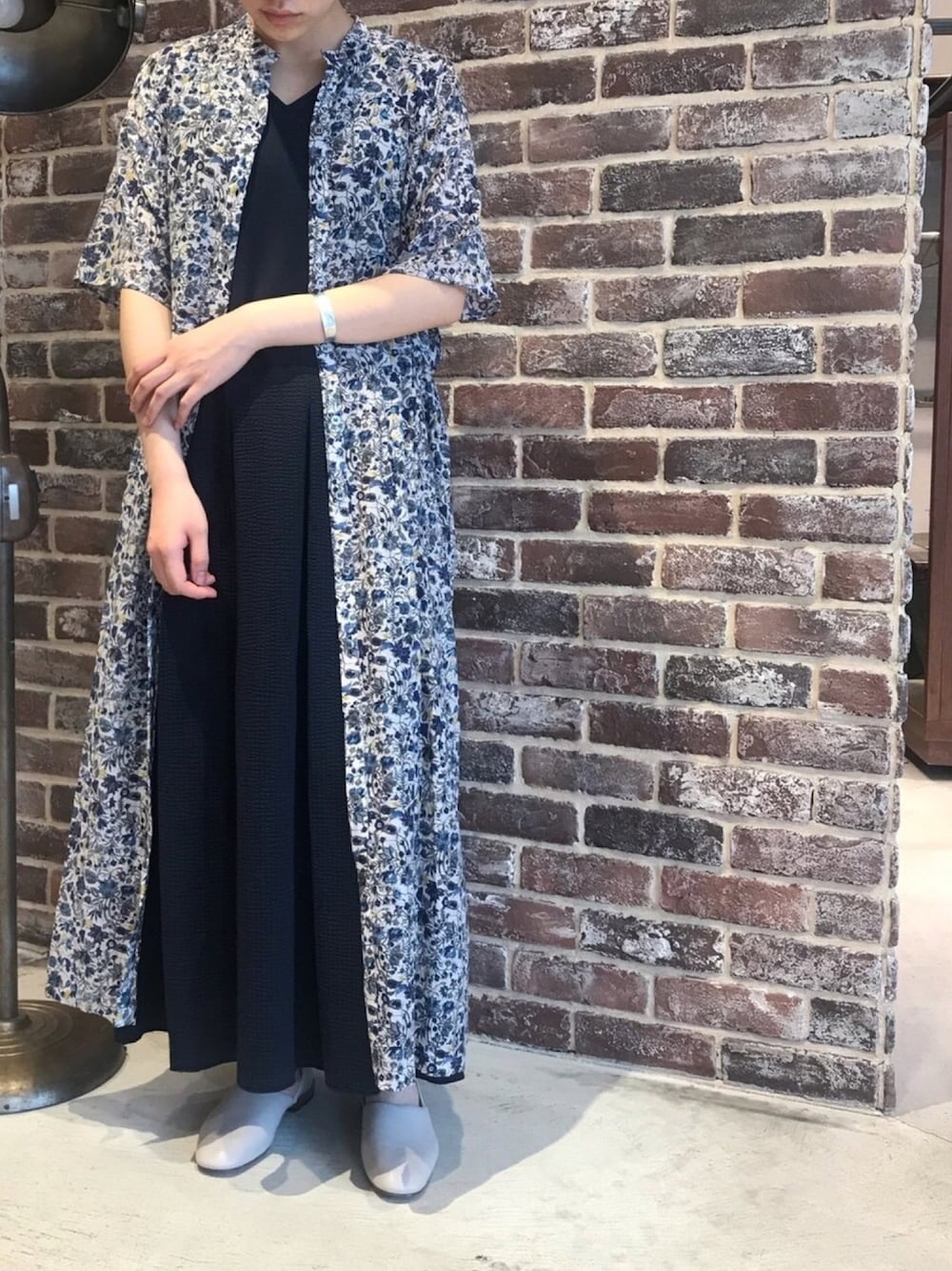「夏コーデ、きれいめカジュアル、ラフ、大人コーデ、低身長、ootd、ワンピース、ブルー、サンダル、ラクチンコーデ」｜「rapiecageのワイドプレートバングル（バングル/リストバンド、シルバー系）」を使った、min.さん（レディース・156cm）の夏コーディネートの1枚目の写真