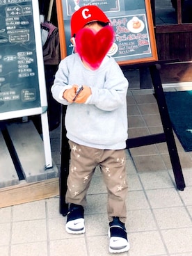 「petit main（プティマイン）のアイテム（チノパンツ）」を使った、MISKさん（キッズ・90cm）の春コーディネート