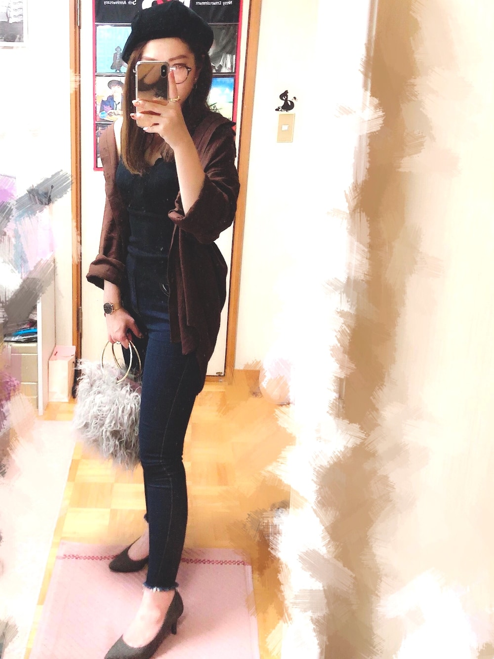 ブラウン系のシャツ/ブラウス、ブラック系のキャミソール、ブルー系のデニムパンツを着用したレディースの秋コーディネートの1枚目の写真