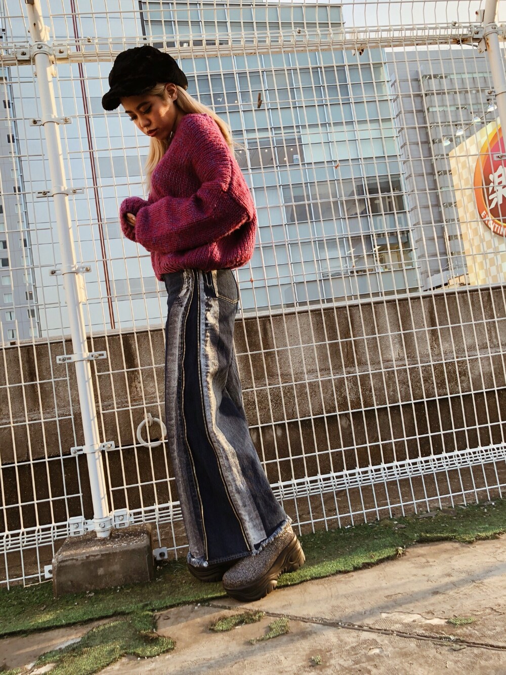 「ootd、ニット、FIG&VIPER、フィグアンドヴァイパー(FIG&VIPER)」｜「FIG&VIPERのZIPデニムワイドPT（デニムパンツ、ブルー系）」を使った、FIG&VIPER_Yukaさん（レディース・167cm）の冬コーディネートの1枚目の写真