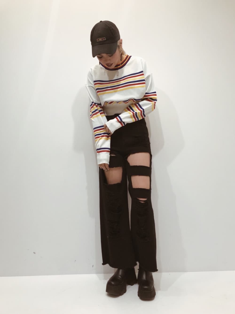 「カジュアル、シンプルコーデ、春、ootd、マルチボーダー、FIG&VIPER、フィグアンドヴァイパー(FIG&VIPER)」｜「FIG&VIPERの6th ロゴCAP（キャップ、ブラック系）」を使った、FIG&VIPER_Yukaさん（レディース・167cm）の春コーディネートの1枚目の写真