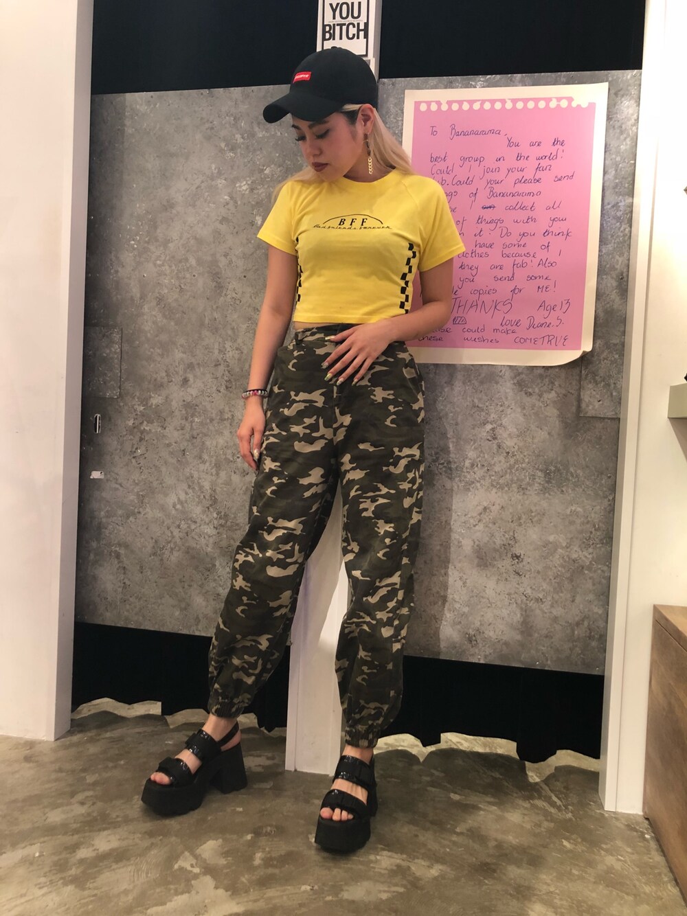 「summer、FIG&VIPER、フィグアンドヴァイパー(FIG&VIPER)、クロップドTシャツ、ジョガーパンツ」｜「FIG&VIPERのBOXロゴ刺繍CAP（キャップ、ブラック系）」を使った、FIG&VIPER_Yukaさん（レディース・167cm）の夏コーディネートの1枚目の写真
